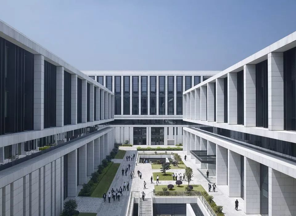 广州南方电网生产科研综合基地——绿色环保的现代办公空间