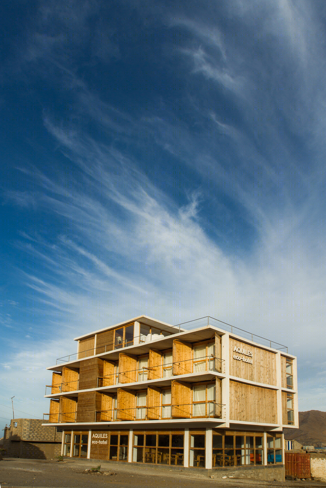 Ramos Castellano Arquitectos 设计佛得角生态酒店，木质集装箱房与环境完美融合
