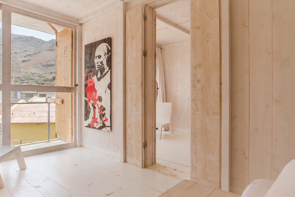 Ramos Castellano Arquitectos 设计佛得角生态酒店，木质集装箱房与环境完美融合