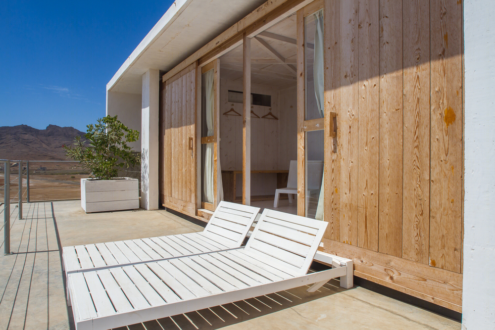 Ramos Castellano Arquitectos 设计佛得角生态酒店，木质集装箱房与环境完美融合