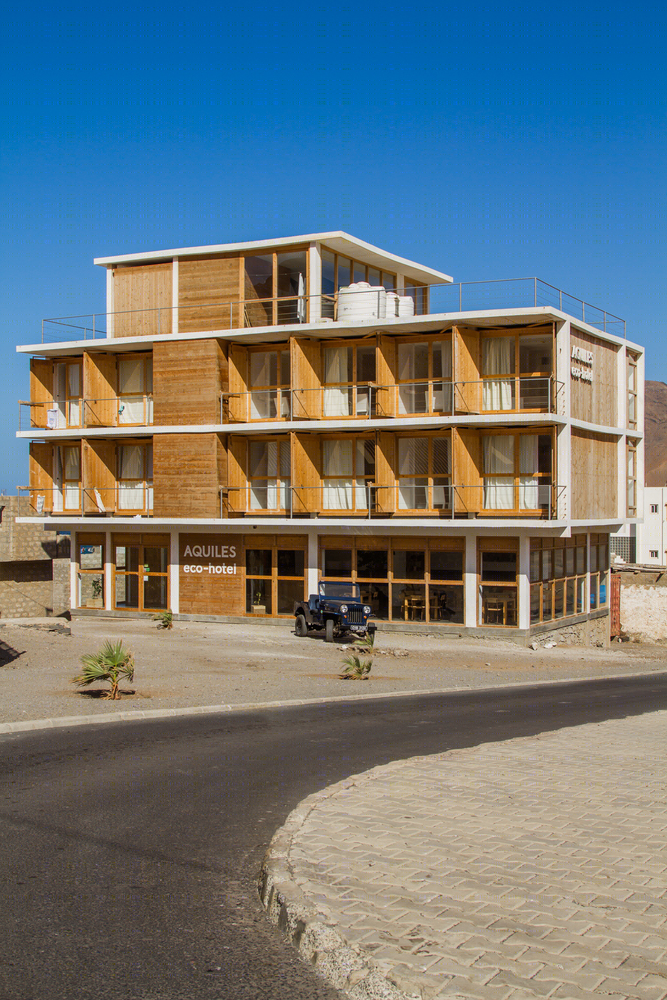 Ramos Castellano Arquitectos 设计佛得角生态酒店，木质集装箱房与环境完美融合