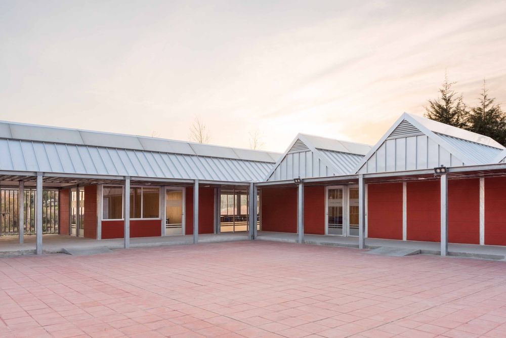 灾后重建的农村小学，模块化设计与自然共生