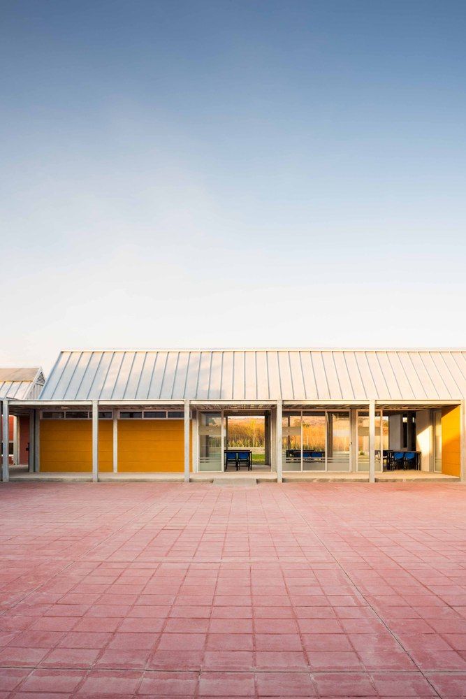 灾后重建的农村小学，模块化设计与自然共生