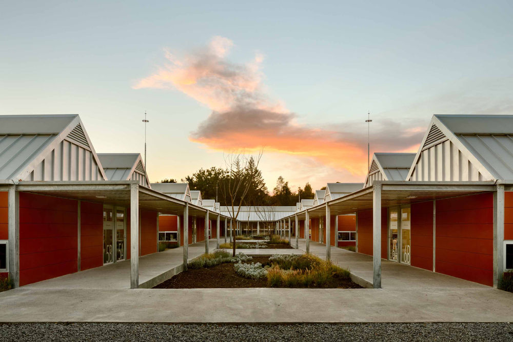 灾后重建的农村小学，模块化设计与自然共生