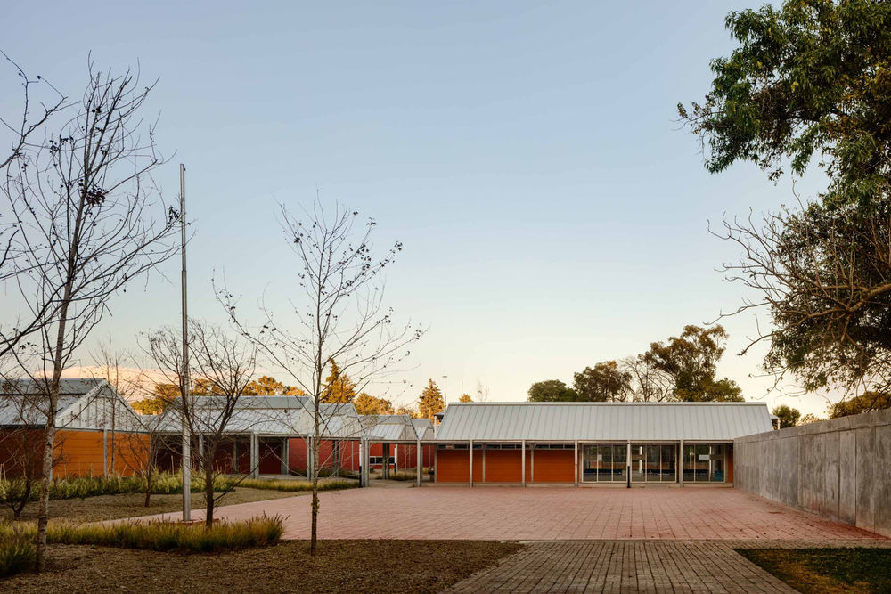 灾后重建的农村小学，模块化设计与自然共生