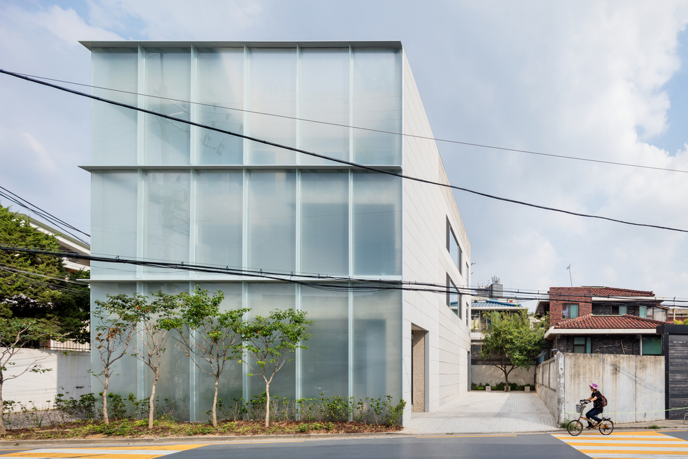韩国时尚品牌 thisisneverthat 办公建筑，重构多层次墙体展现个性魅力