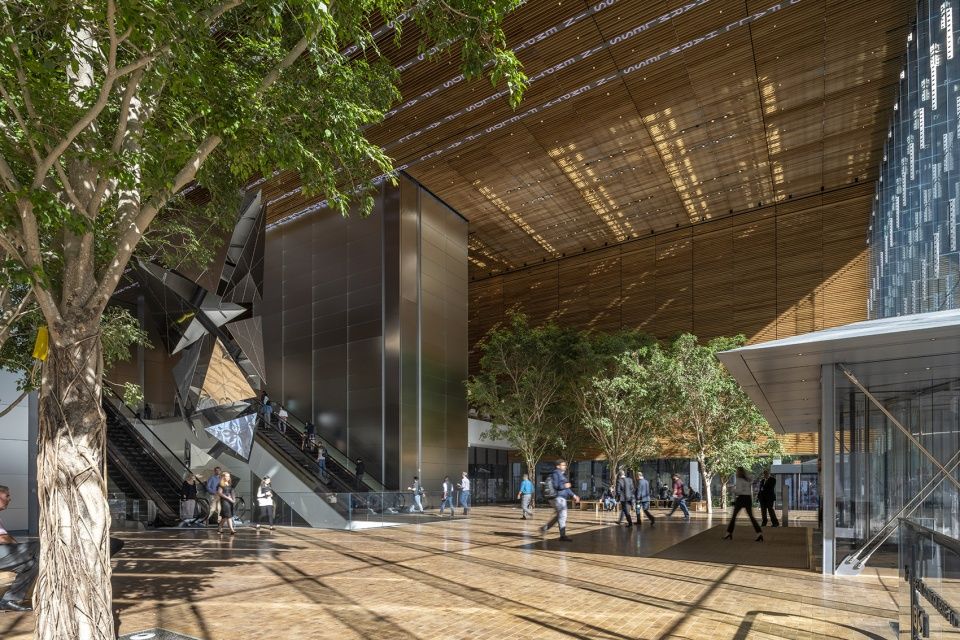 费城康卡斯特技术中心 | 垂直阶梯式设计融入城市环境