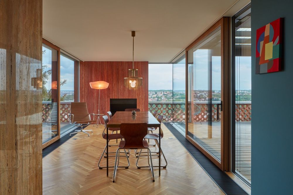 色彩斑斓的布拉格 Hřebenky 住宅，独特材料组合尽显艺术氛围