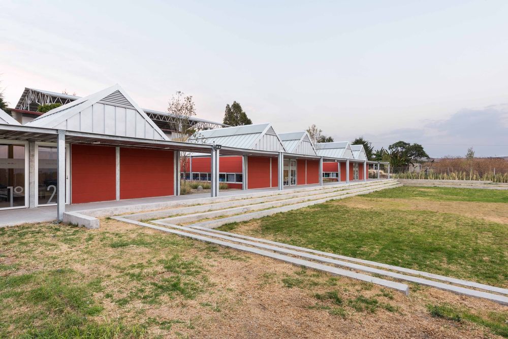 灾后重建的农村小学，模块化设计与自然共生