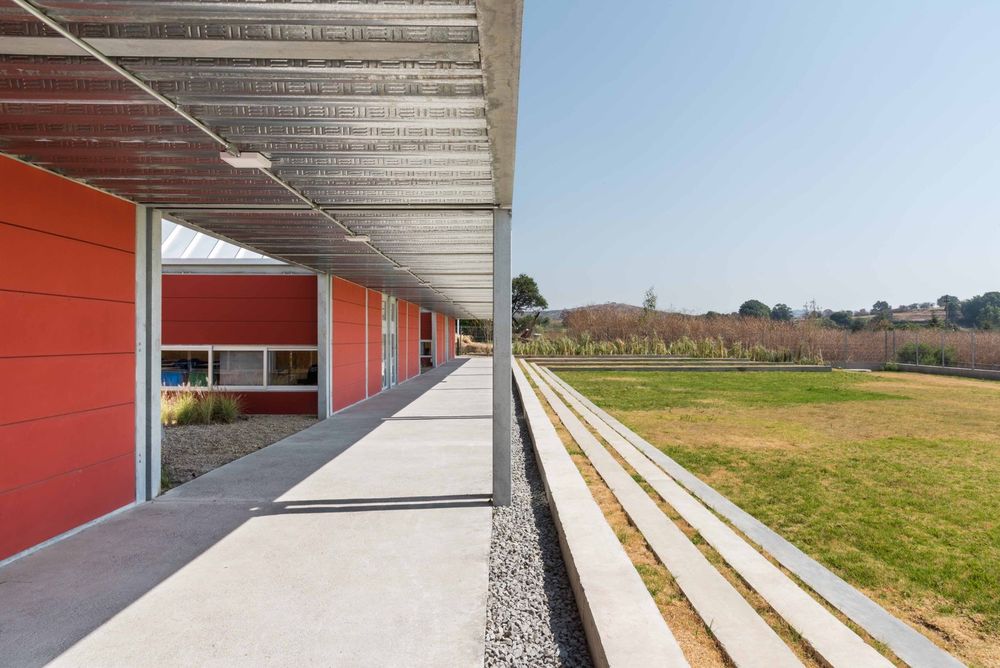 灾后重建的农村小学，模块化设计与自然共生