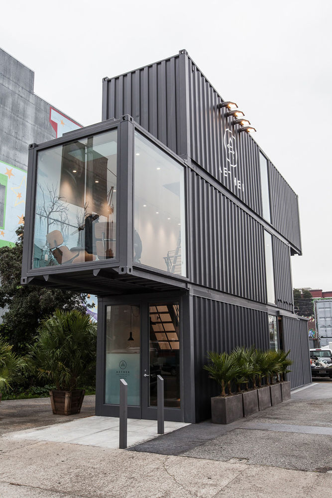 集装箱里的前卫户外店