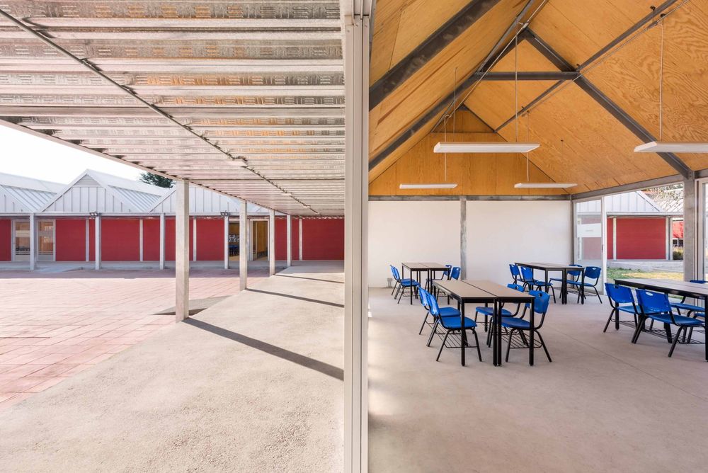 灾后重建的农村小学，模块化设计与自然共生