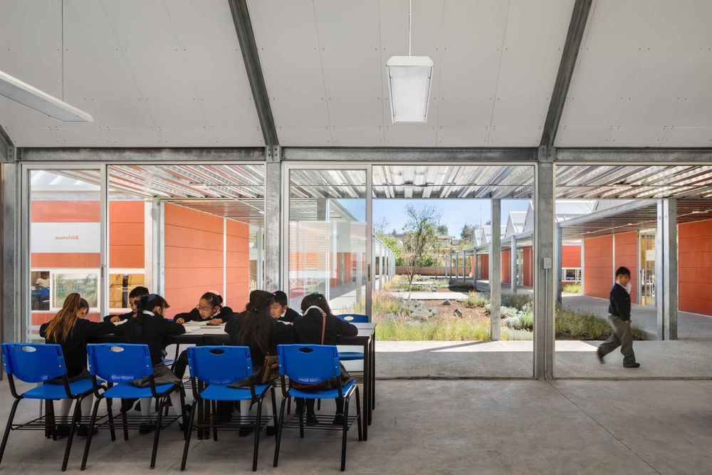 灾后重建的农村小学，模块化设计与自然共生