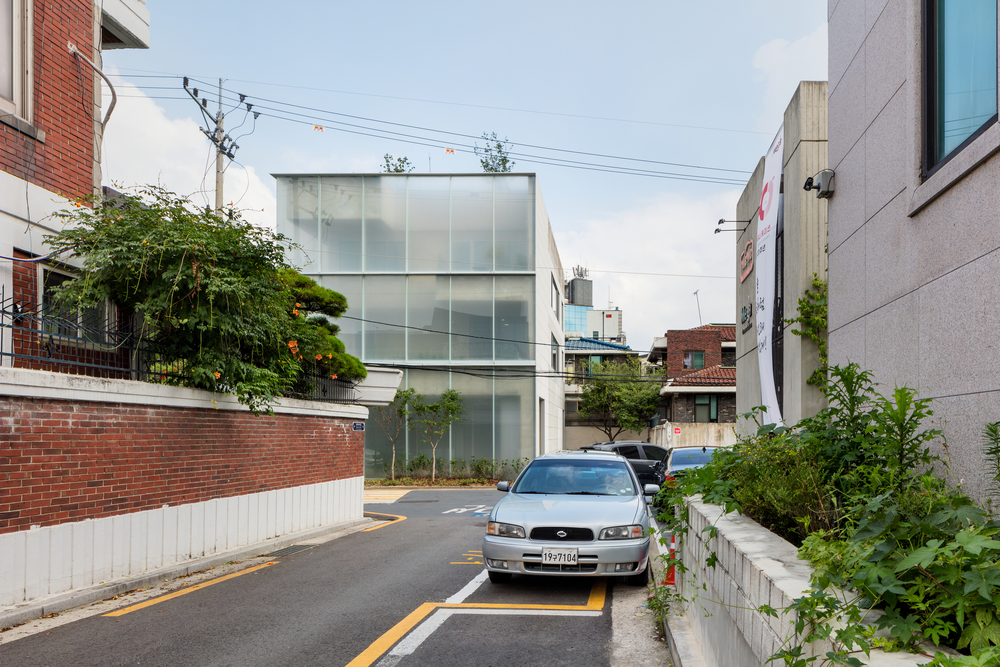 韩国时尚品牌 thisisneverthat 办公建筑，重构多层次墙体展现个性魅力
