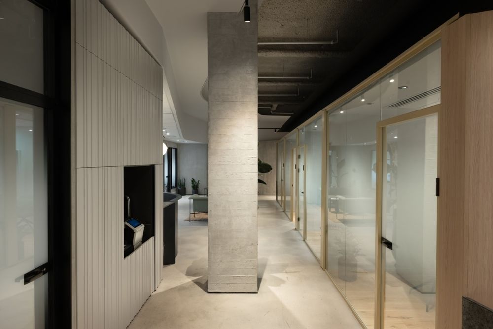 Kardan Real Estate & Elhar Engineering 共享办公室——奢华与原始的碰撞