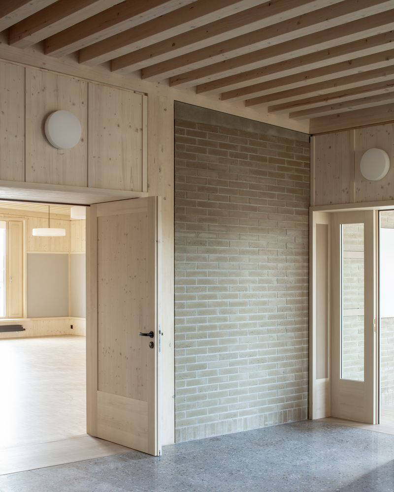 FAZ architectes 打造温馨舒适教育空间 | Riaz 小学扩建与翻新