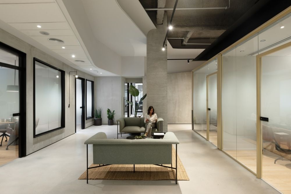 Kardan Real Estate & Elhar Engineering 共享办公室——奢华与原始的碰撞
