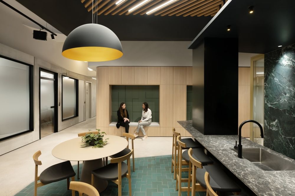 Kardan Real Estate & Elhar Engineering 共享办公室——奢华与原始的碰撞