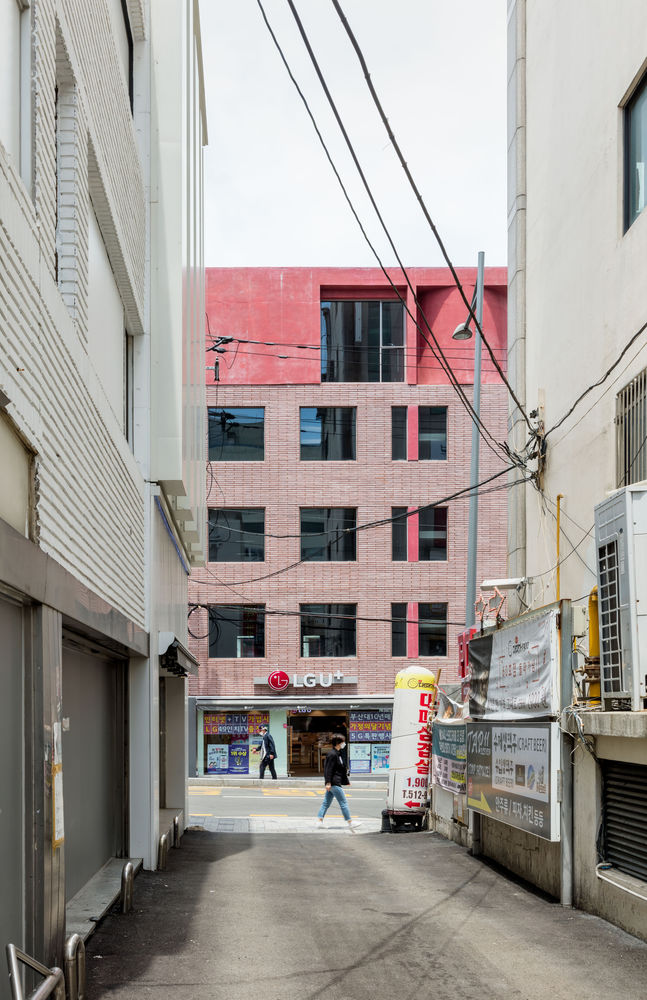 重塑商业街区 | 红色混凝土核心赋予建筑新生命