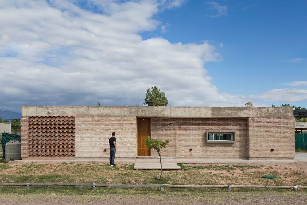 阿根廷 Guaymallén 的 CRM House | 绿色环保与经济实用的完美结合