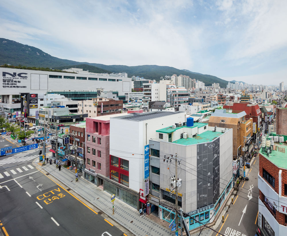 重塑商业街区 | 红色混凝土核心赋予建筑新生命
