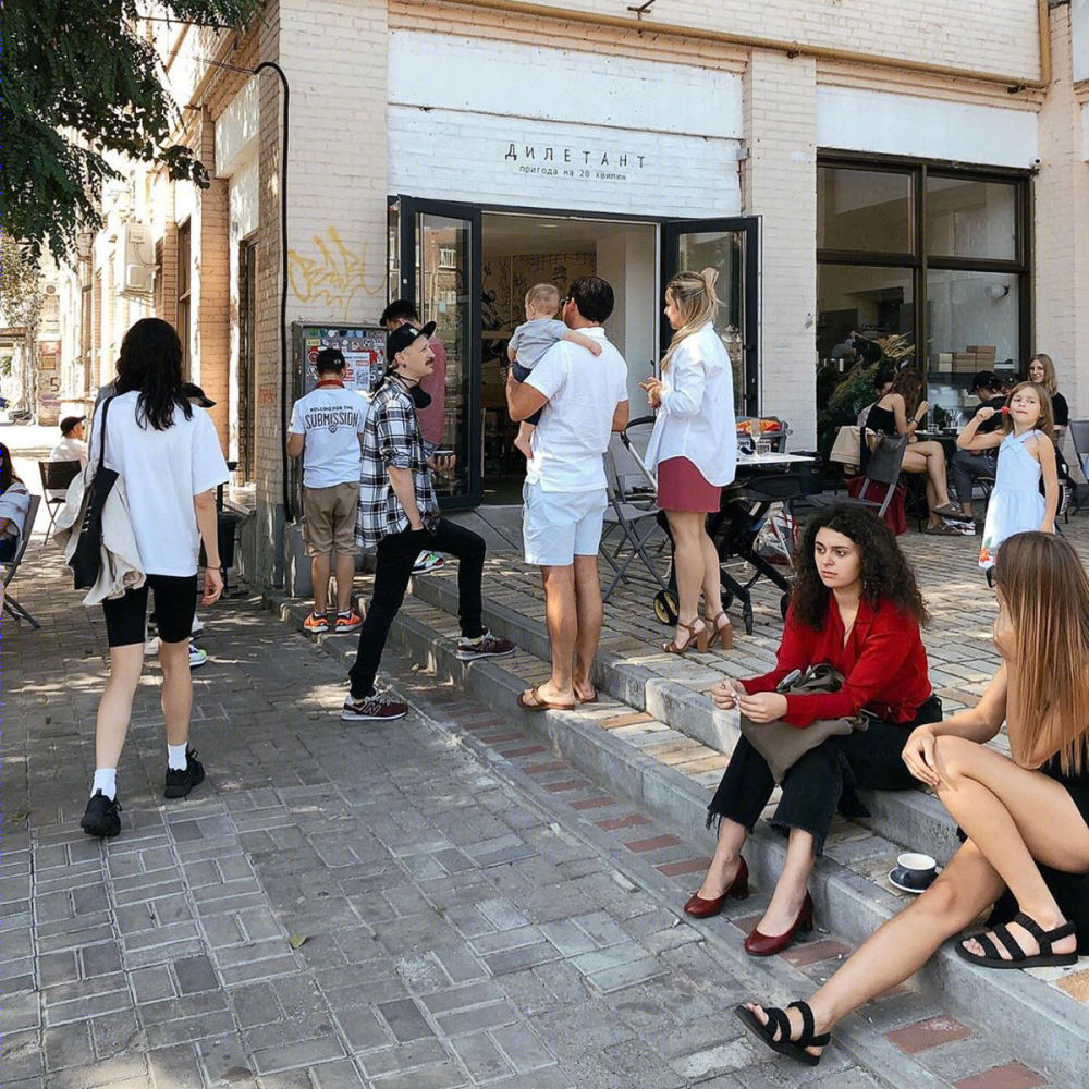乌克兰设计师 Slava Balbek 的紧凑小店设计