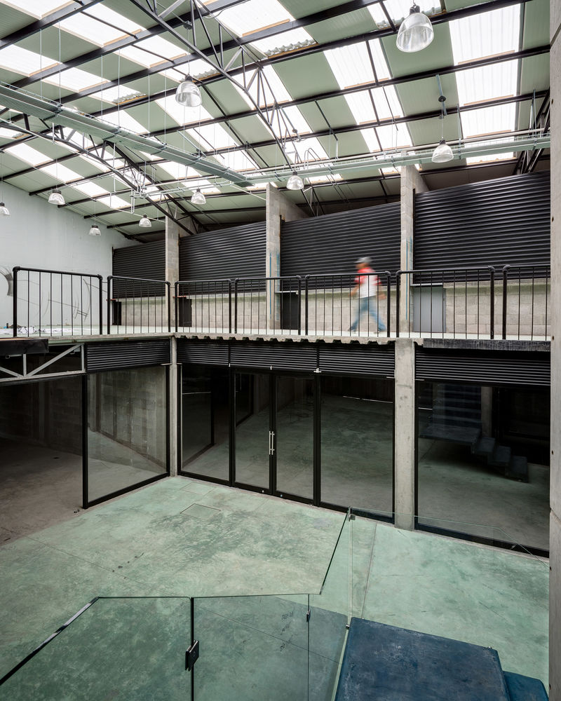 墨西哥城 Arqmov 工作室改造汽车车间为零售中心，工业风新地标