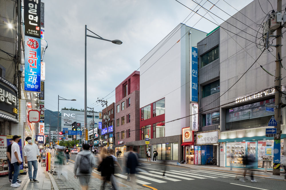重塑商业街区 | 红色混凝土核心赋予建筑新生命