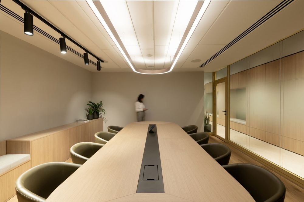 Kardan Real Estate & Elhar Engineering 共享办公室——奢华与原始的碰撞