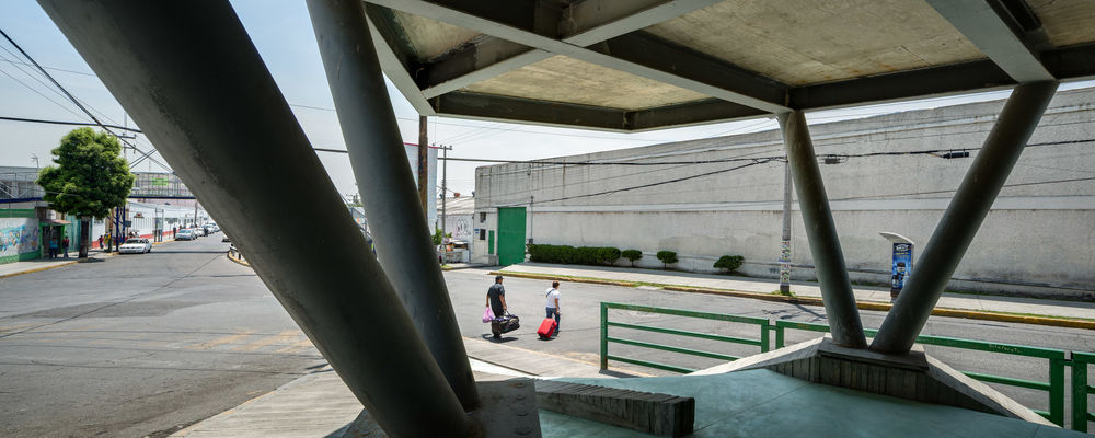 墨西哥城 Arqmov 工作室改造汽车车间为零售中心，工业风新地标