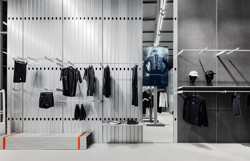 京畿道 Spyder Haven 商店，集成体育文化的特惠店设计