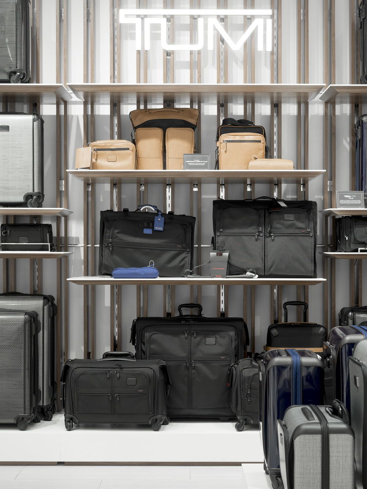 里斯本 TUMI 商店 | 高品质材质打造的简约奢华空间