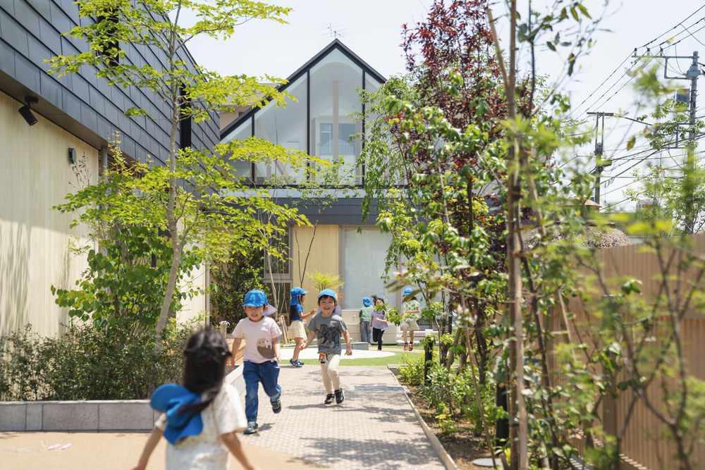 东京 Musashimurayama 市 Himawari 幼儿园——木质温馨、促进互动的幼儿空间