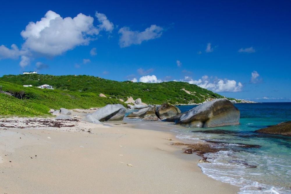 Virgin Gorda 岛上的海景别墅 | OBMI 建筑事务所的简约优雅设计