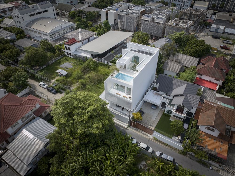混搭空间的艺术 | 多功能白墙住宅