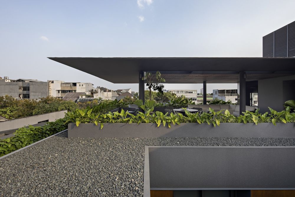 雅加达三层私密住宅，构建室内外一体空间