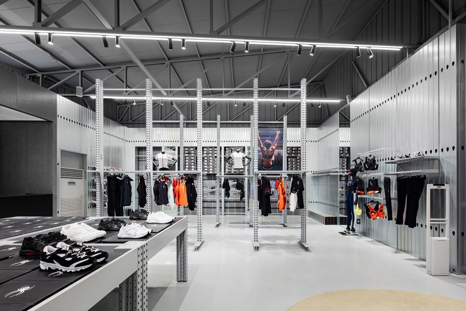 京畿道 Spyder Haven 商店，集成体育文化的特惠店设计