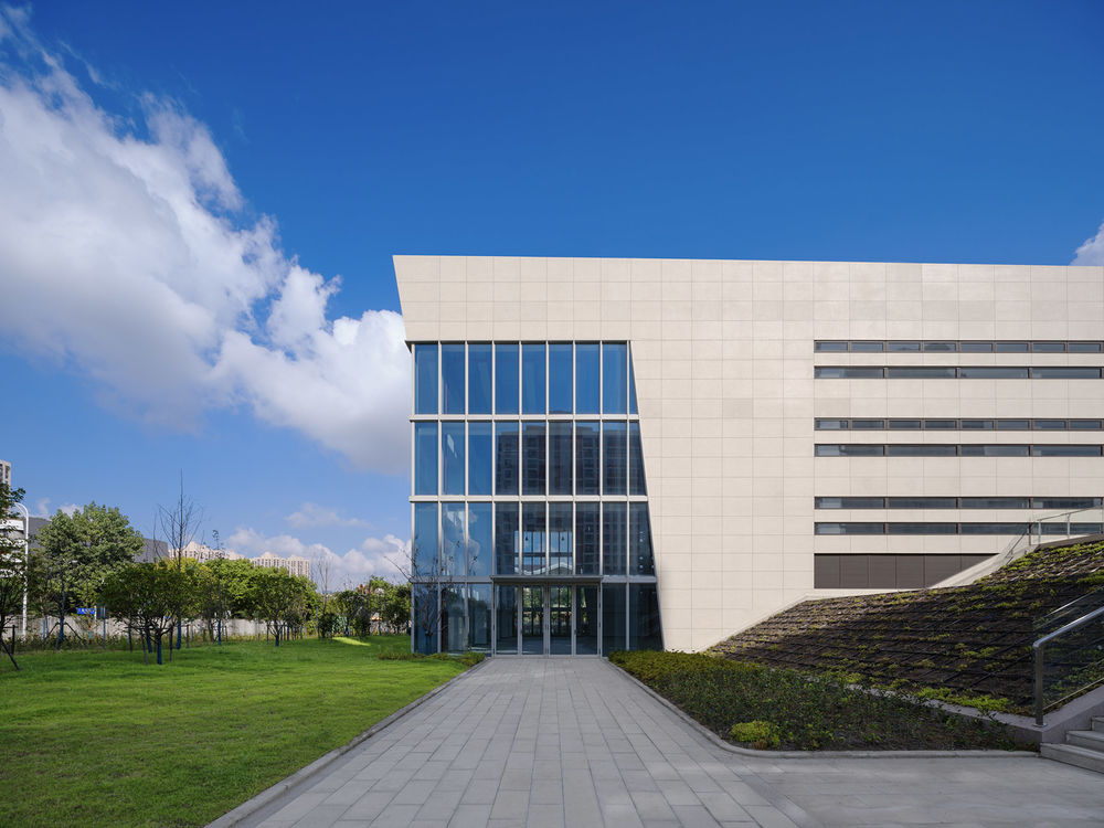 上海三林懿德社区文体中心 / 三益建筑设计有限公司