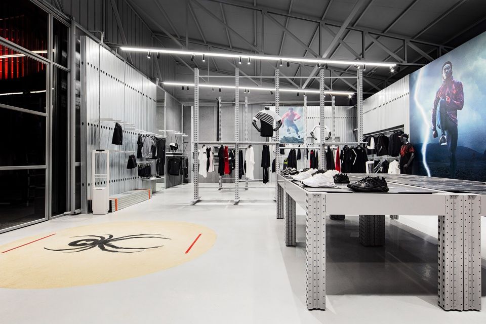京畿道 Spyder Haven 商店，集成体育文化的特惠店设计