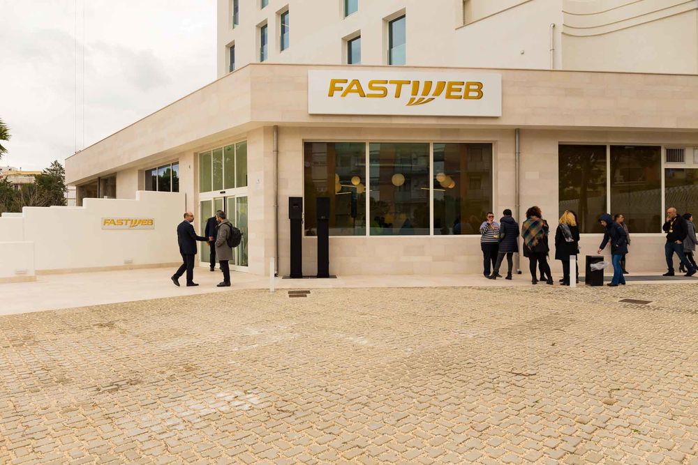 2018 年完成的 Fastweb Bari 总部室内设计