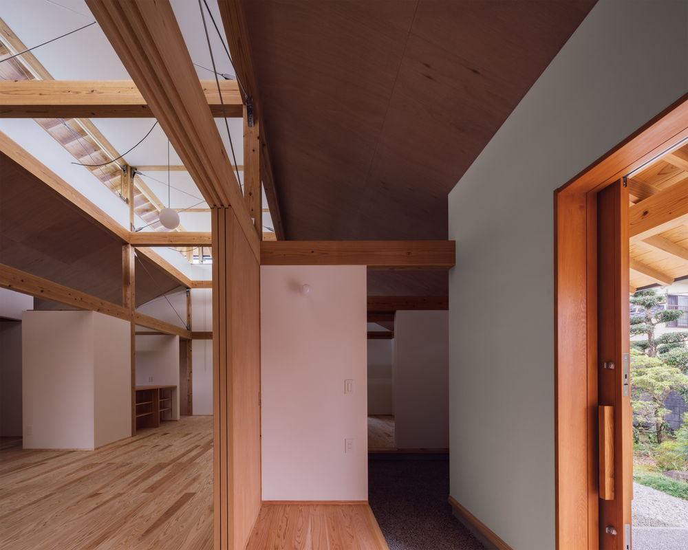 House in Matsubase | 废墟中的私密光庭