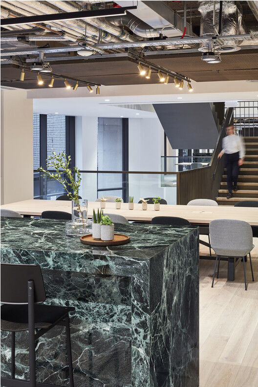 MoreySmith 翻新伦敦 CBRE 总部 | 现代工作场所的设计典范