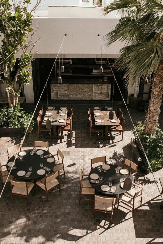 希腊 Mykonos 岛的 Noema Bar and Restaurant | 简约、自然与欢乐的现代希腊餐厅