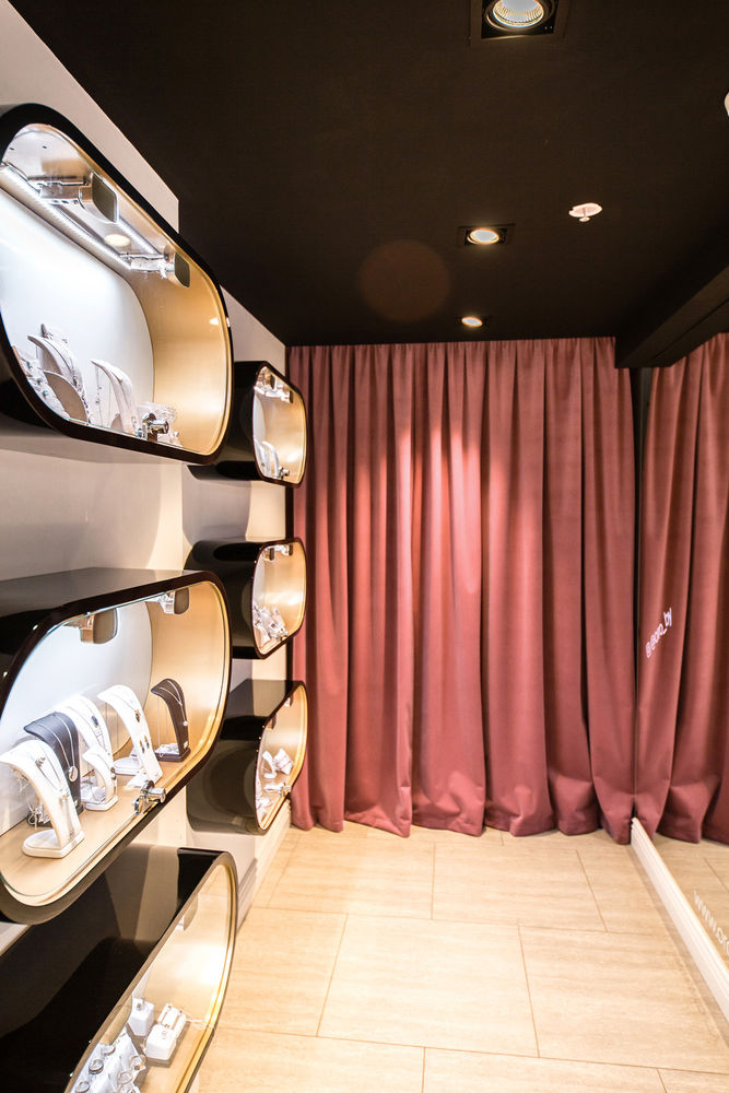 2017 年完成的 ORO 珠宝店室内设计