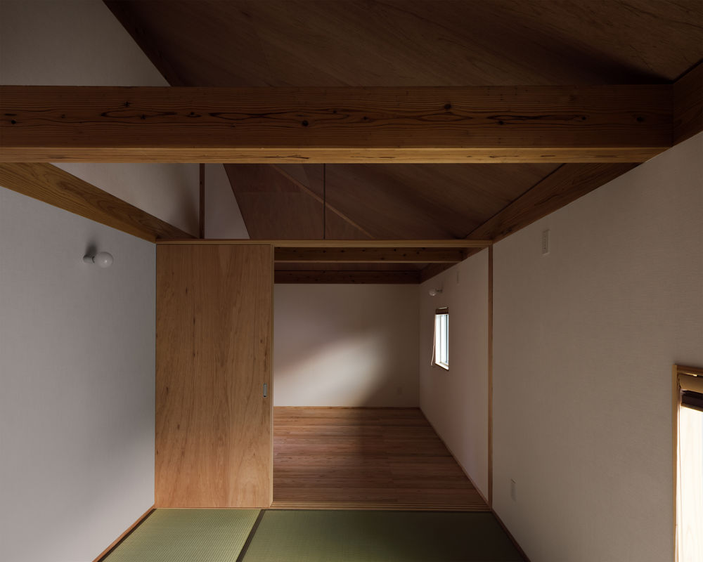 House in Matsubase | 废墟中的私密光庭