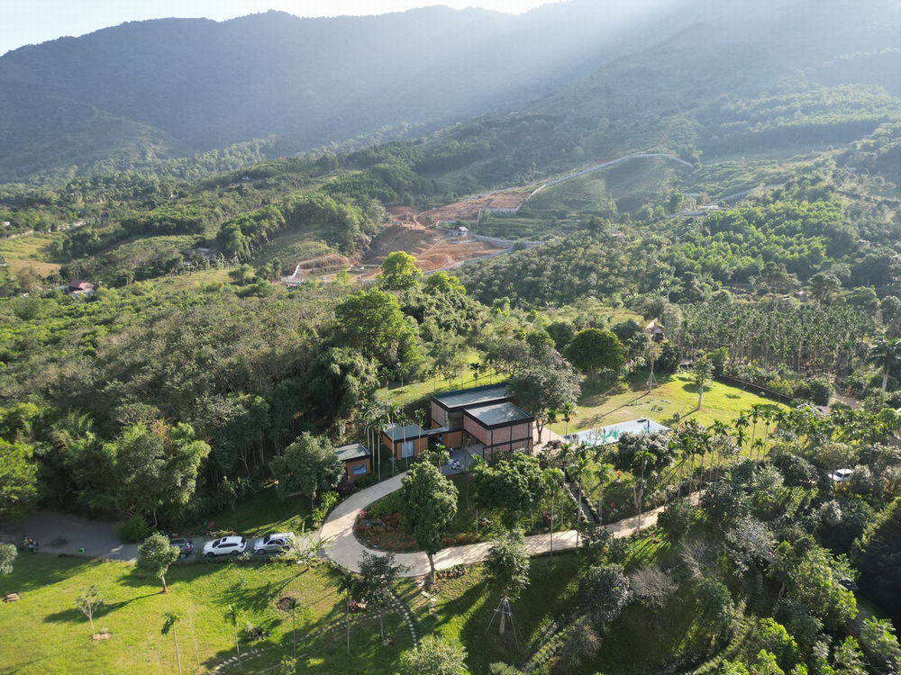Quinn Hill 营地 | 和谐自然的乡村改建