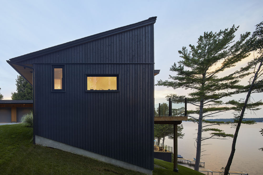 Sturgeon Lake House——嵌入山体的别墅设计