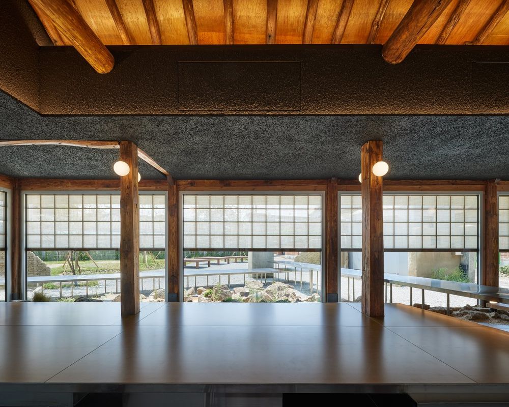 锈迹斑斑的“空屋”重生，Jumak餐厅设计诠释新旧共生
