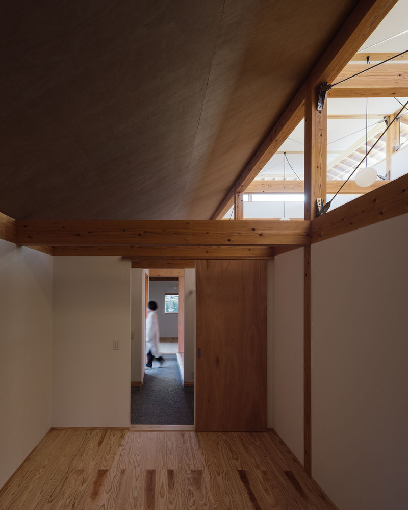 House in Matsubase | 废墟中的私密光庭