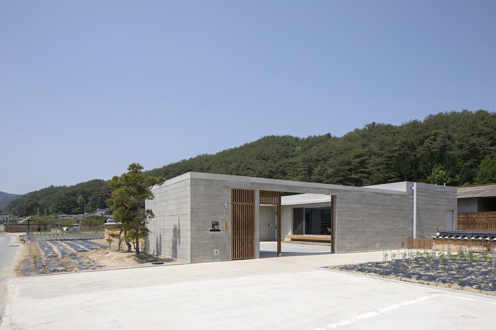 融入自然的韩国传统建筑丨Onhye-ri Jung Youngja House